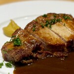 洋食 おがた - この柔らかさ、さらに肉の水分を保持した絶妙な火入れは、まさに熟練の技の賜物