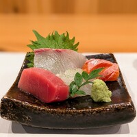 魚と炭と鉄板と ととと - マグロ • みかんだい • カンパチ • 信州サーモンの造り盛合せ
