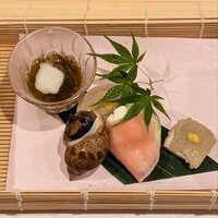魚と炭と鉄板と ととと - 前菜 もずく • バイ貝 • ナスとクリームチーズの生ハム巻 