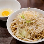 凛 - M.O(町田オリジナル) スープなし・麺1/3(約140g)・ニンニクあり・生卵トッピング