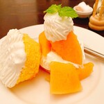 パルファン - 赤肉メロンショート　生クリームが新鮮な感じで美味しいです。