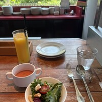 バル デ エスパーニャ ムイ 東京店 - ケールのサラダ/トマトの冷製スープ