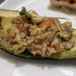 メロディア - サーモン・胡桃・キヌア・アボカドのサラダ