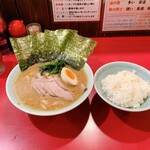 ラーメン 三七十家 - ラーメン三七十盛り（1,050円） ライス（200円）