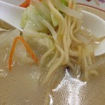 Tomoe Shiyokudou - 豚とラードのコクが鶏がら豚骨スープに解け合います