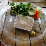 グランド キッチン - 仔牛、豚、鴨のフォアグラを使ったパテ ド カンパーニュでございます