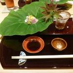 日本料理 十三蔵 - 向付：刺し身（里芋の葉に平目、鯛の炙り）、イカ素麺