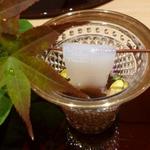 日本料理 十三蔵 - イカ素麺は紅葉の小枝にかけてあり、麺つゆは本格的、中に干し椎茸のスライスが・・