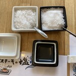 たちばなのバーグステーキ 本店と工房 - 右が田野屋塩二郎、左がマルドン