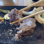 たちばなのバーグステーキ 本店と工房 - ③メイドインイングランドの塩で味わう