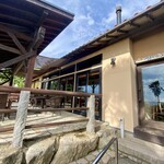 カレント - 駐車場から更に階段を昇った先にエントランス。
                                ガラスに映る海もまた綺麗〜⤴︎︎⤴︎