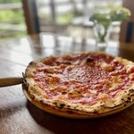 カレント - ★シンプルピッツアマリナーラ
      まず特筆すべきは、糸島産の小麦を使用し生地から手作りしたピッツァとの事！
      具材は、ニンニク・アンチョビ・トマトソース・オレガノ♪
      こりゃバリウマ♡