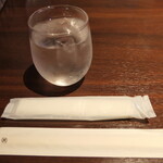 Salamanca Bar&Restaurant - （2025/7月）お冷とおしぼりと割りばし