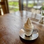 カレント - この日は土砂降り明けで超〜蒸し暑かった事も有り、食後にソフトクリームをサービスしてくれた⤴︎︎⤴︎
      予定してなかったサービスに感激♪
      スタッフの方も良い方ばかりで、最高な『リゾート』気分を味わえた♪