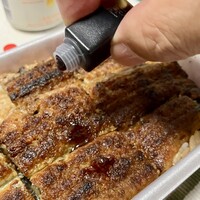 炭焼 うな富士 有楽町店 - タレをかけていただきます