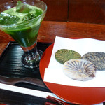 和田乃屋 - 冷抹茶と滝の焼き餅