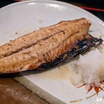 てっぺん - 裏返したところ  目の錯覚(⊙⊙)?!で鯖がお皿から落ちてるように…見えませんか(^^？