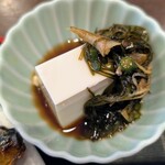 てっぺん - 小鉢✨冷奴の上に昆布のネバネバしたやつが乗っていて、ご飯に乗せても美味しかったです(^^)♡