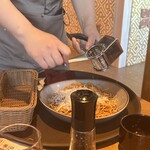 PISOLA - テーブルでチーズを