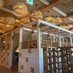 PISOLA - 階段を数段上がる、仕切られた座席あり