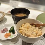 ステーキ鉄板焼 しゅうえ - ガーリックライス・豚汁