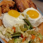 King's Restaurant - 野菜炒めが醤油ベースで親しみのある味。チキンがめちゃ柔らかい！