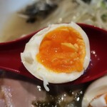 虎ちゃん麺食堂 - ・「味玉(¥120)」の断面。