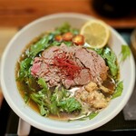 松阪牛麺 - お肉の下におぼろ昆布が隠れているので混ぜましょう