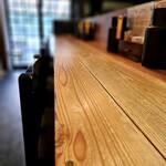 松阪牛麺 - 店内はカウンターのみ。お洒落なBGMが流れる清潔感のある店内