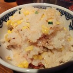 魚串さくらさく - タコととうもろこしの釜めし1,540円を茶碗に
