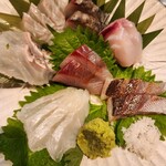 ぎんぎょ伍式 - 刺身の盛り合わせ ひらめ たい あなご さわら おいぼ ひらまさ 炙りイサキ