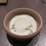 イル アオヤマ - 冷製カッペリーニ、枝豆、ジュンサイ、泡立てたコンソメ