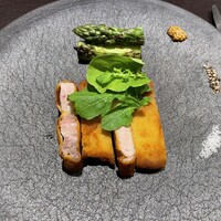 イル アオヤマ - 十勝マンガリッァ豚のカツレツ、グリーンアスパラ