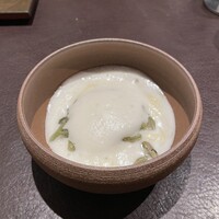 イル アオヤマ - 冷製カッペリーニ、枝豆、ジュンサイ、泡立てたコンソメ