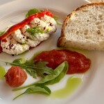 「ミシュカ」キッチン＆バー - 冷製パプリカのカッテージチーズ・クリーム詰め、トマトサルサ