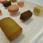 プレヴナンス - 26年7月　小菓子　フランボワーズマカロン、アールグレイ生チョコ、フィナンシェ、ココナッツギムーブ