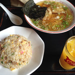 伽羅 - Aセット（半ラーメン＋半チャーハン）