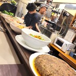 ぽん太 - カウンターに大鉢料理がずらりと並んでいます。