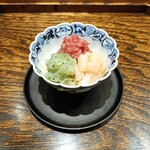 肉割烹 上 - 小丼（牛赤身のタタキ、小柱、スミイカ）