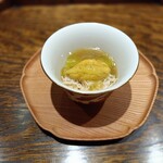 肉割烹 上 - 葉と青柚子のジュレを雲丹、蟹、茄子にかけて