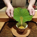 肉割烹 上 - 葉と青柚子のジュレを雲丹、蟹、茄子にかけて