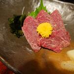 宗平 - 馬刺し1,000円、見事な霜降り！