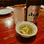 宗平 - お通しと瓶ビール、冷え冷えグラス