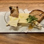 麹町ビストロ 階段の途中 - 燻製牡蠣とチーズ盛り合わせ