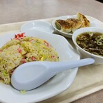 来々軒 - 半チャーハン580円、餃子3個330円