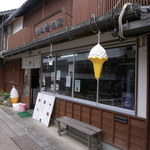 Mochida Shouyu Ten - お店の前を通ると醤油の焼けた香りが…日本人には抵抗し難い