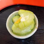 むじ汁専門店 万富 - サービスして下さった、へちまのピクルス。中央部分は、想像以上にふにゃーっと柔らかい！