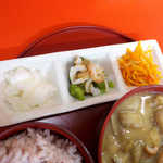 大根甘酢、ブロッコリーとちくわの胡麻酢、人参ともやしの胡麻和え