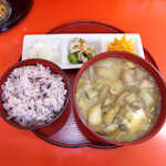 むじ汁定食（￥700）。田芋の茎がごろごろと入り、小さいけれど食べ応え十分の逸品！