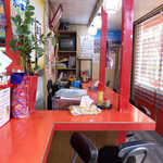 むじ汁専門店 万富 - 店内も赤色に染まる。沖縄のめでたい雰囲気が満載です